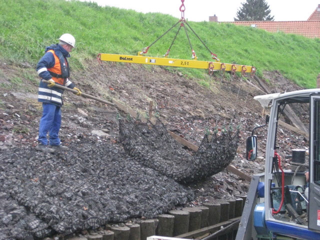 Sicherung eines Deichs in Niedersachsen nahe Stade